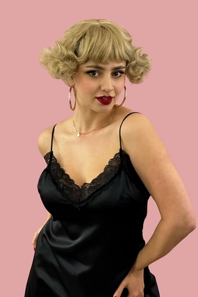 A short blonde vintage style wig with waves: Joy