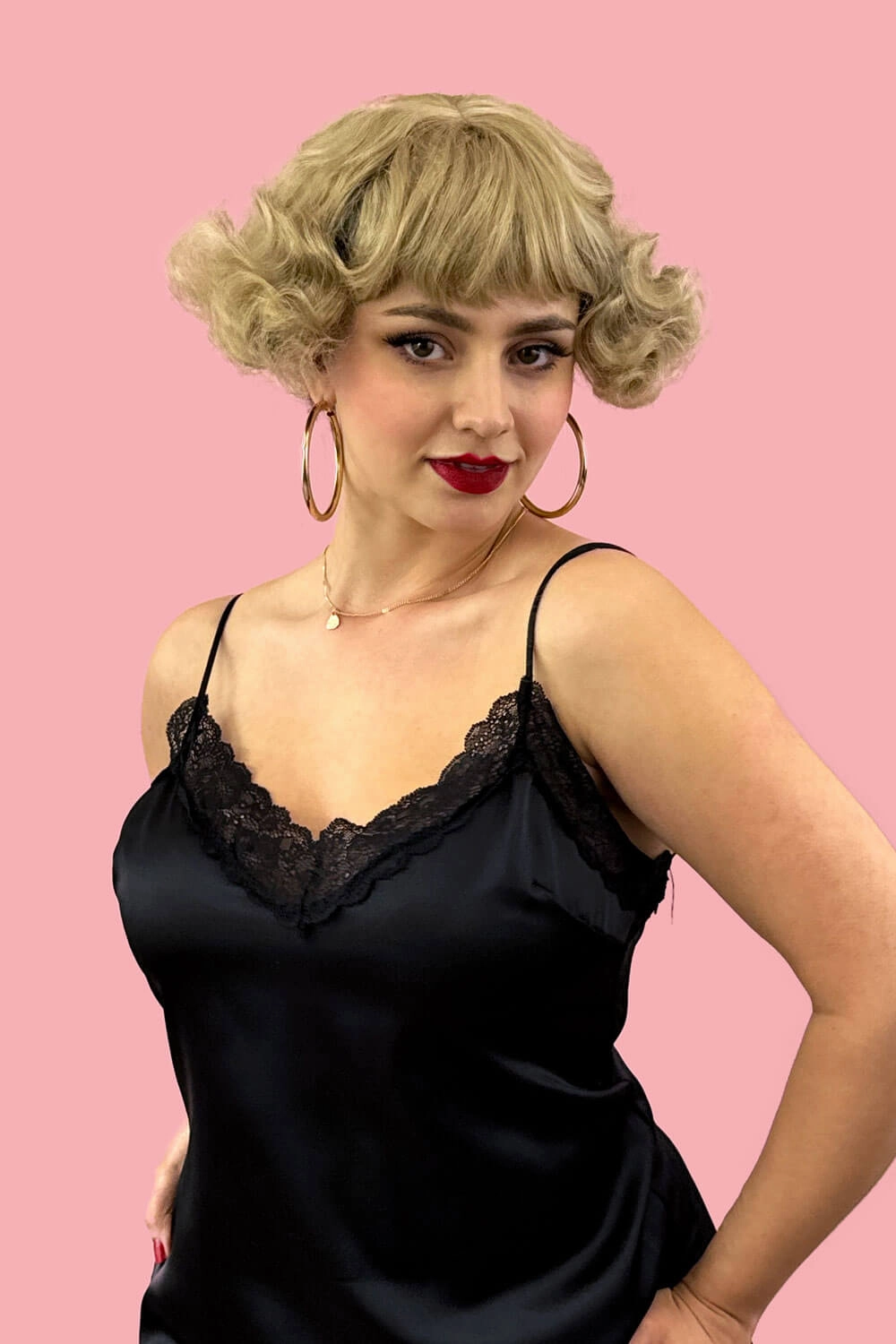 A short blonde vintage style wig with waves: Joy