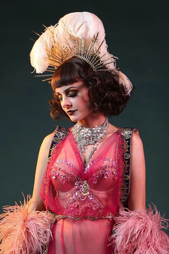 A short brown vintage style wig with waves: Rita