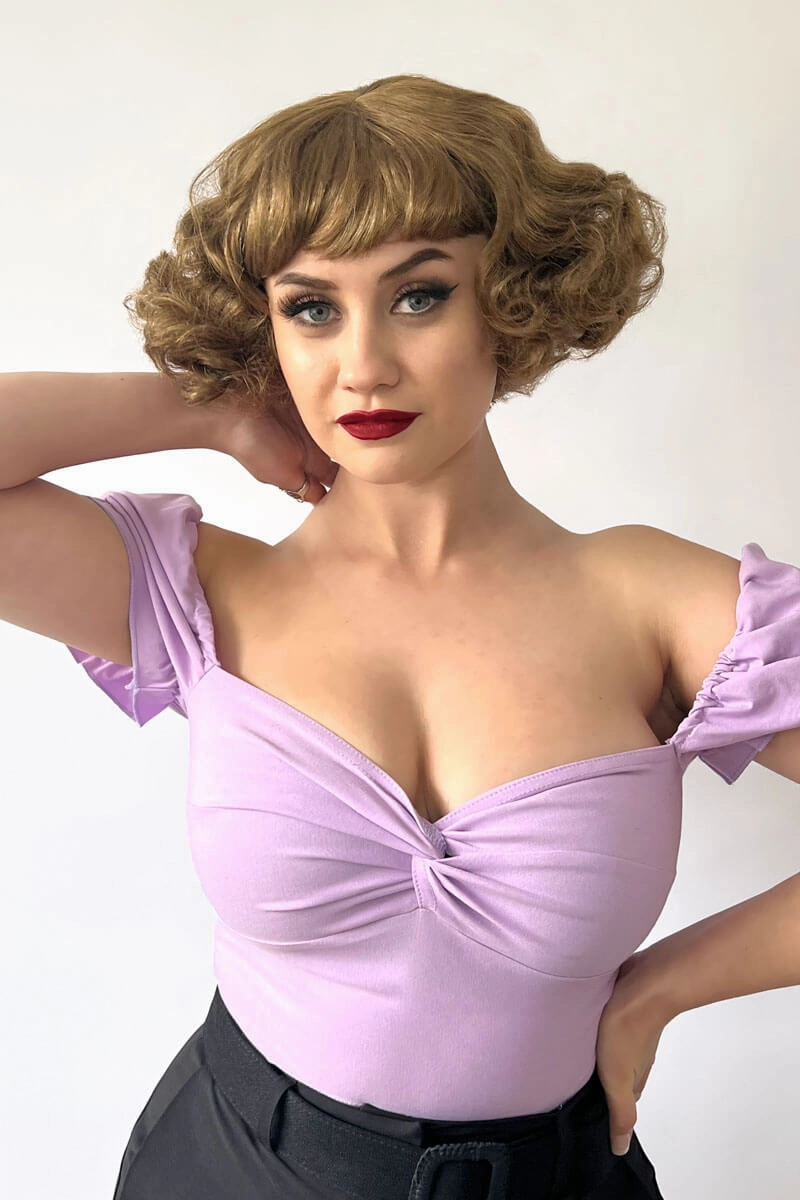 A short brown vintage style wig with waves: Rita