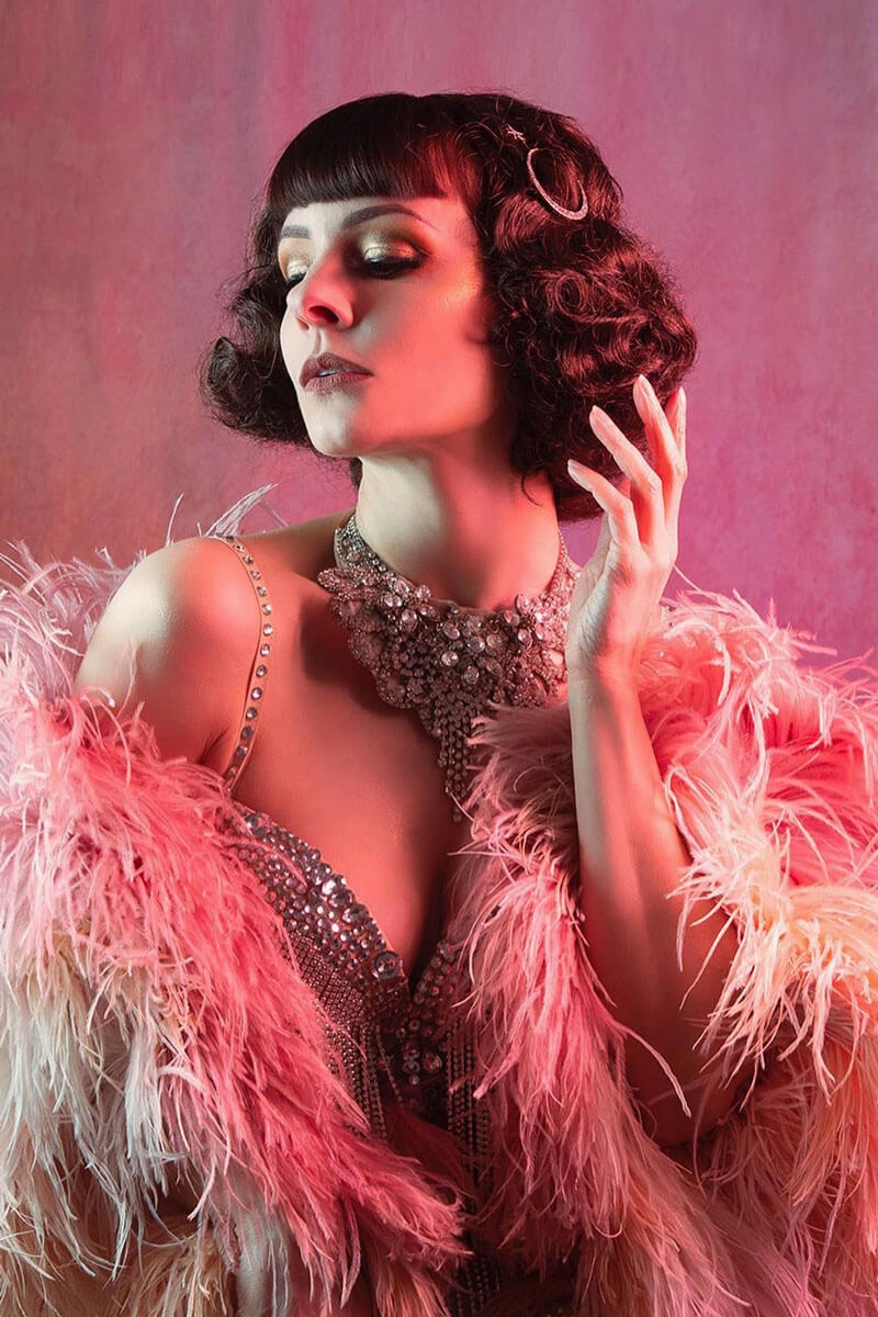 A short brown vintage style wig with waves: Rita