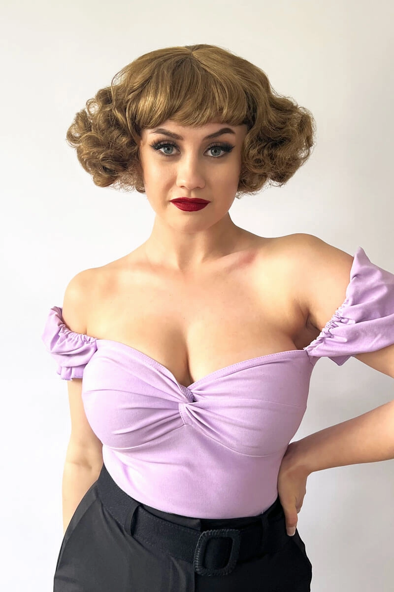 A short brown vintage style wig with waves: Rita