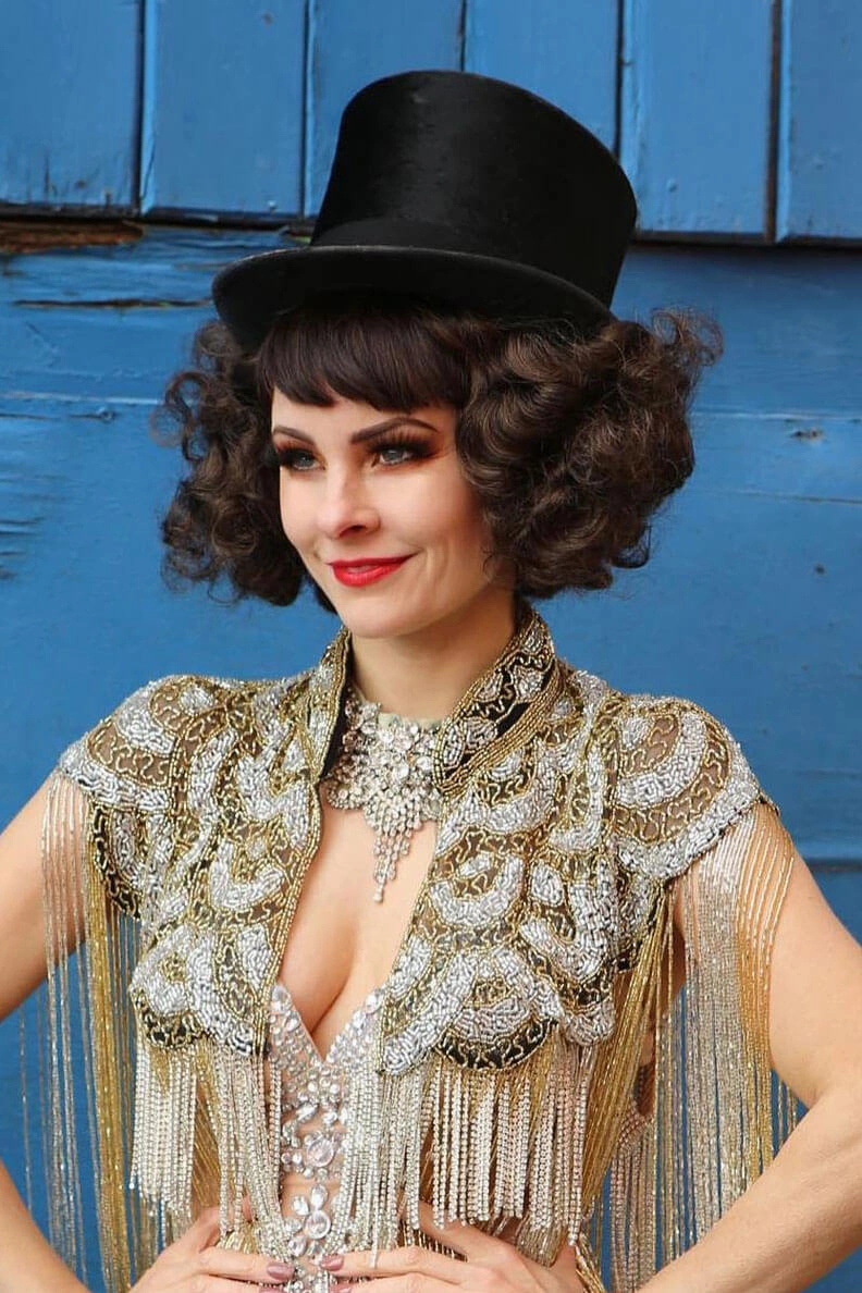 A short brown vintage style wig with waves: Rita