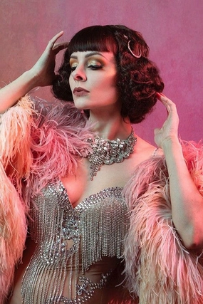 A short brown vintage style wig with waves: Rita