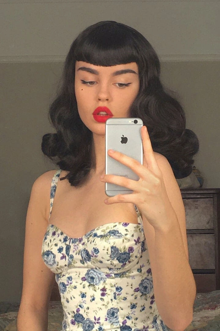Black pinup style wig, curled with short fringe, 1950s style: Bettie
