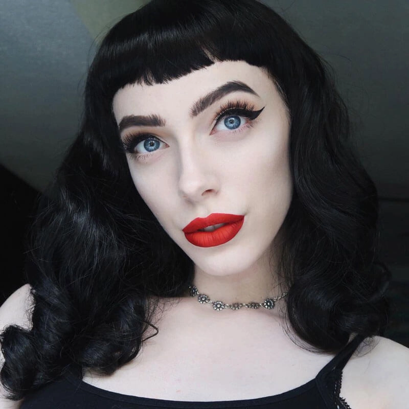 Black pinup style wig, curled with short fringe, 1950s style: Bettie
