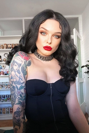 Black pinup wig, lace front: Tyra