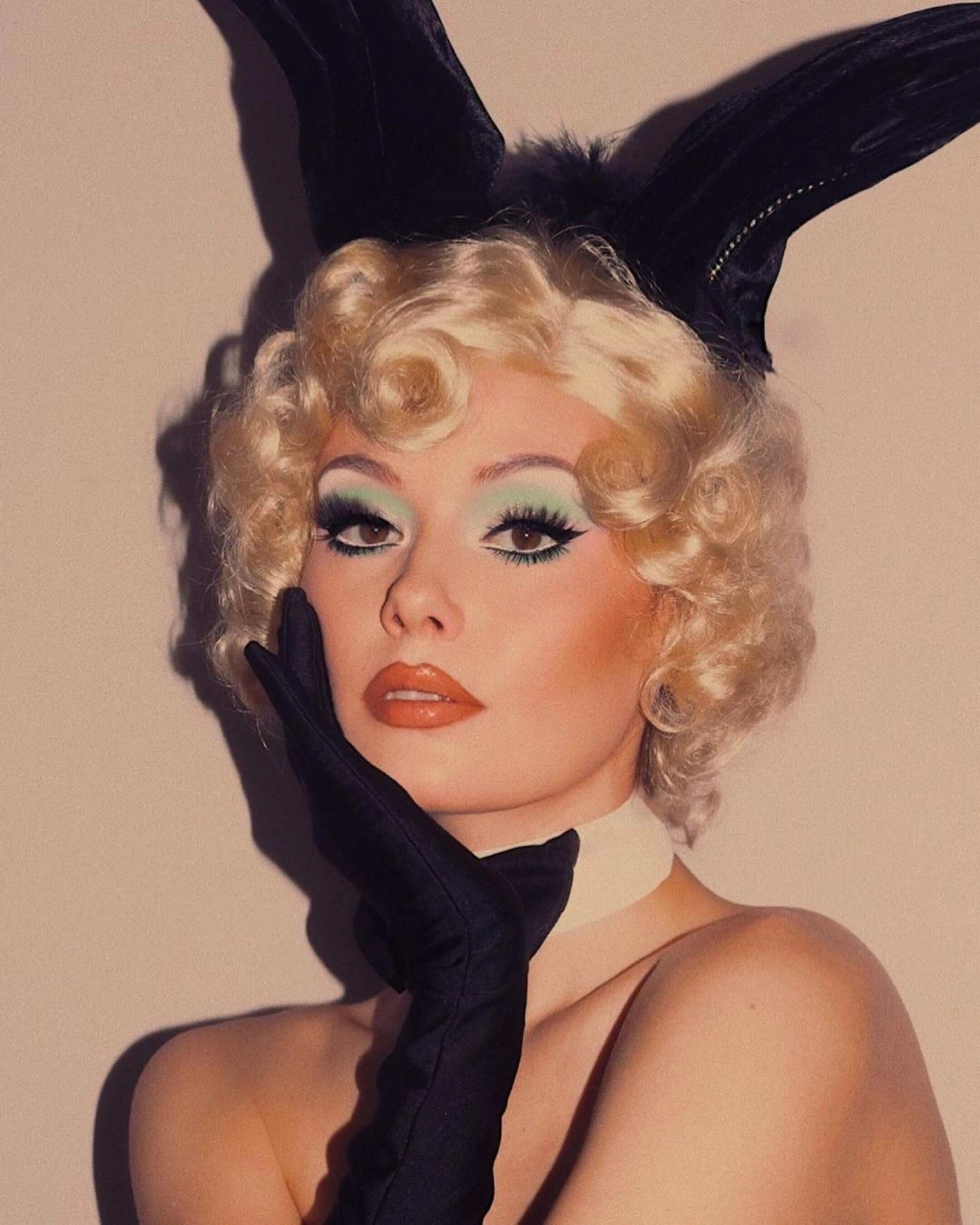 Blonde 1920s 1930s style wig, short with finger waves: Diva