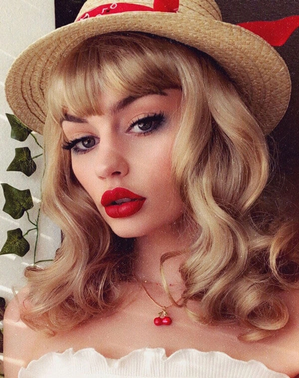 Blonde pinup wig, curled with short fringe, 1950s style: Cora