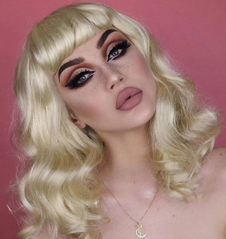 Blonde pinup wig, curled with short fringe, 1950s style: Cora