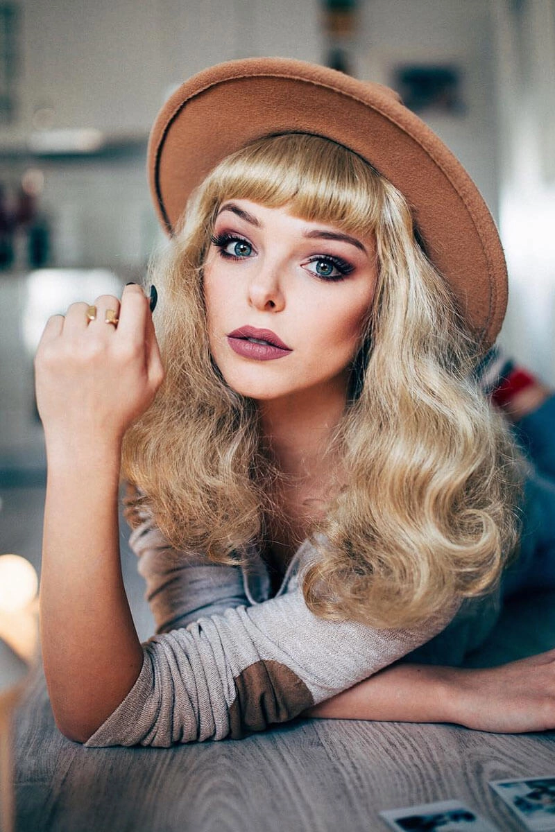 Blonde pinup wig, curled with short fringe, 1950s style: Cora