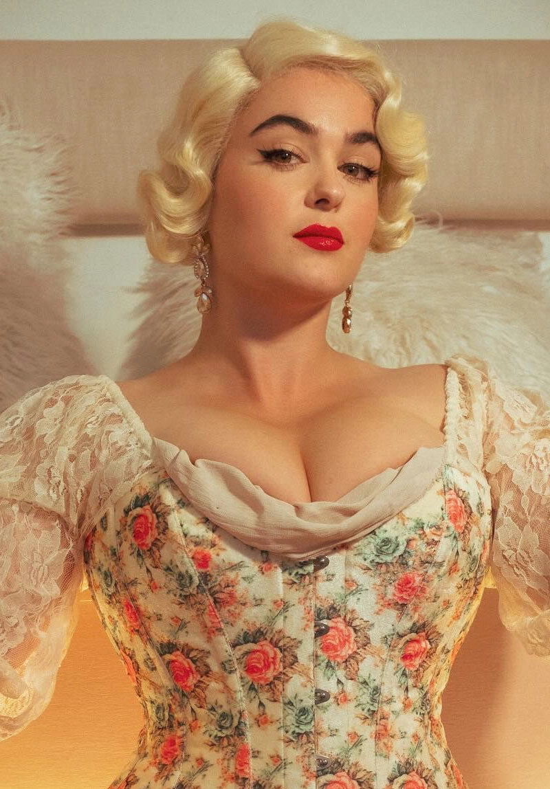 Blonde pinup wig, lace front, vintage style: Odette
