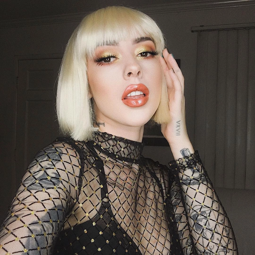Blunt blonde bob wig with fringe: Gracie