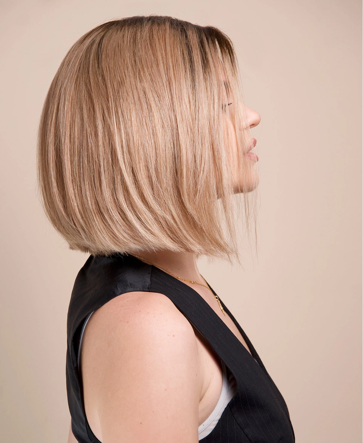 bob human wig - 10 rooted ash blonde.