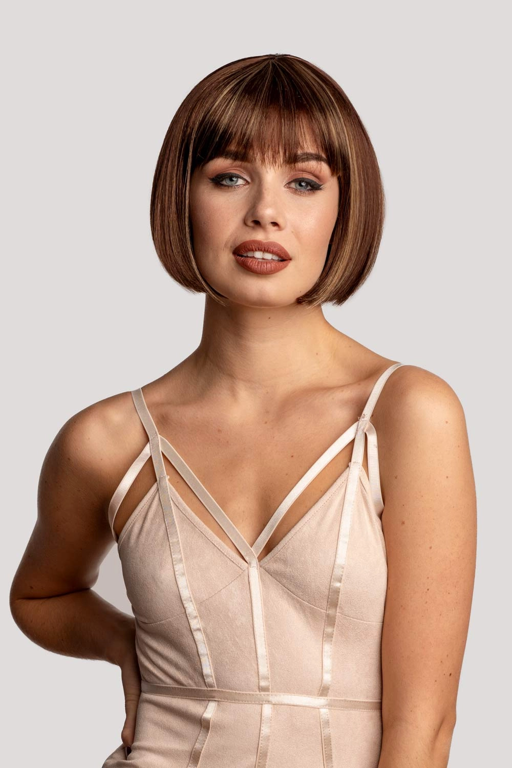 Brown bob wig with blonde highlights: Bethany