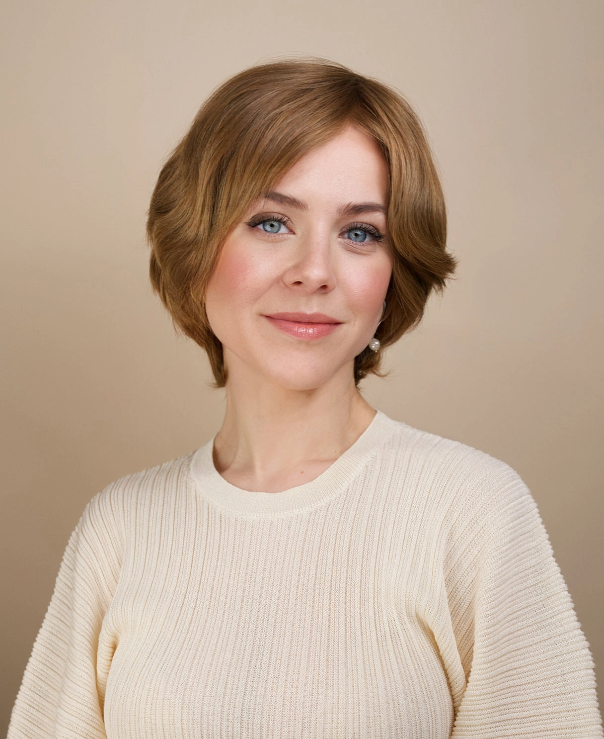 european virgin hair wig - 6" warm blonde.