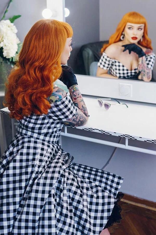 Ginger wig, pinup style with short fringe and gentle waves, 1950s style: Vida