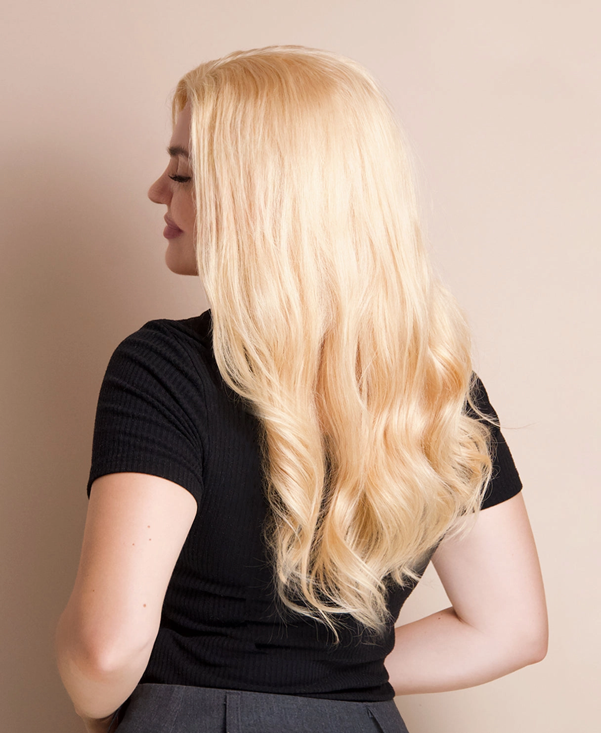 lace front human wig - 18" honey blonde.