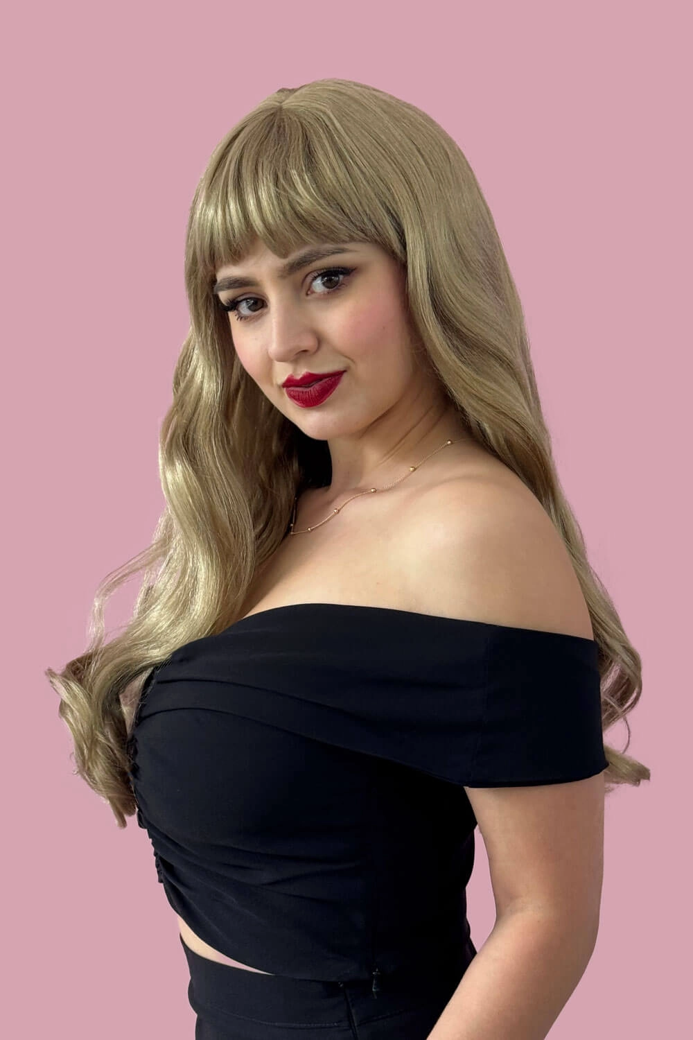 Long blonde wavy wig with pinup-style fringe: Elena