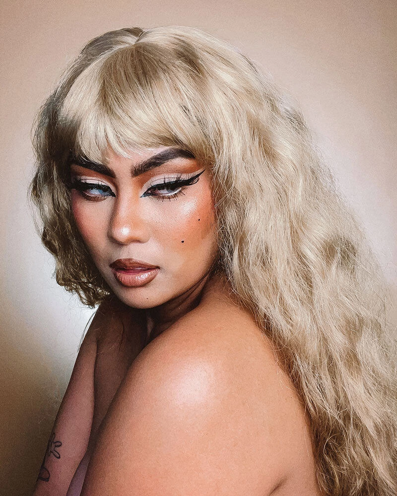 Long blonde wig with crimped mermaid waves: Astrid