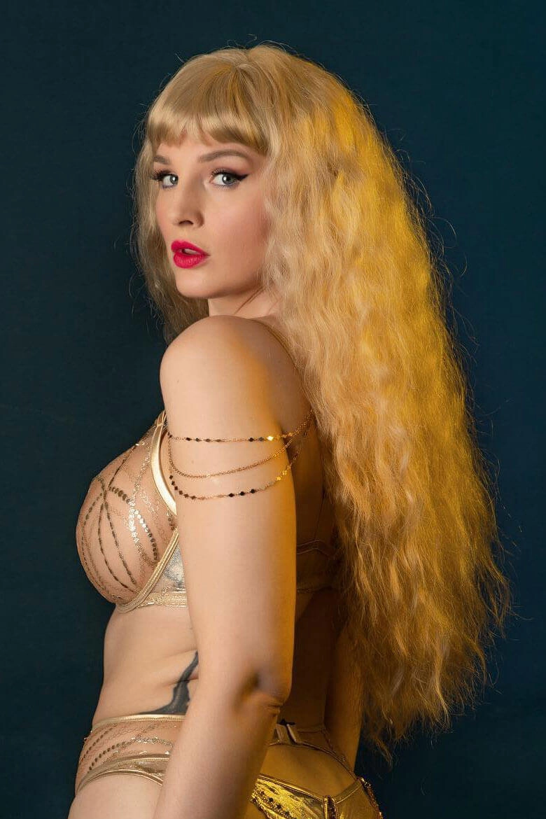 Long blonde wig with crimped mermaid waves: Astrid
