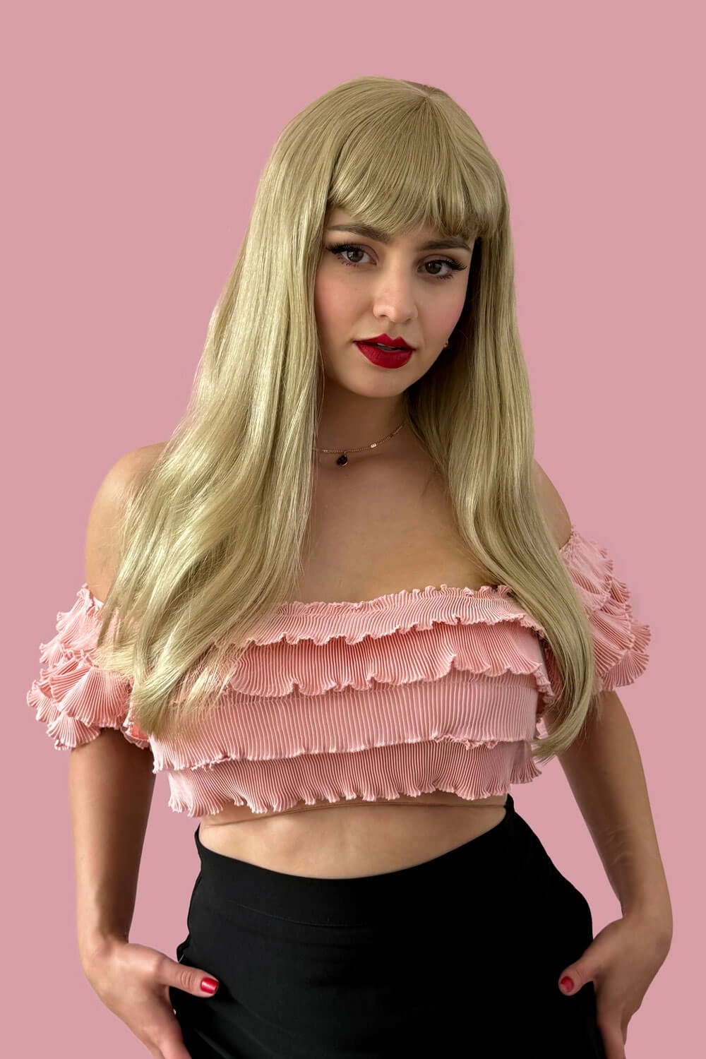 Long blonde wig with straight hair and a short, straight fringe: Nicole