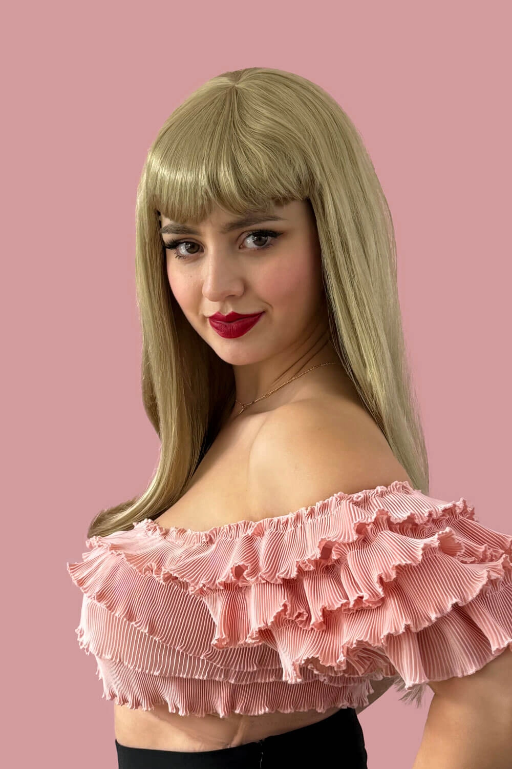 Long blonde wig with straight hair and a short, straight fringe: Nicole