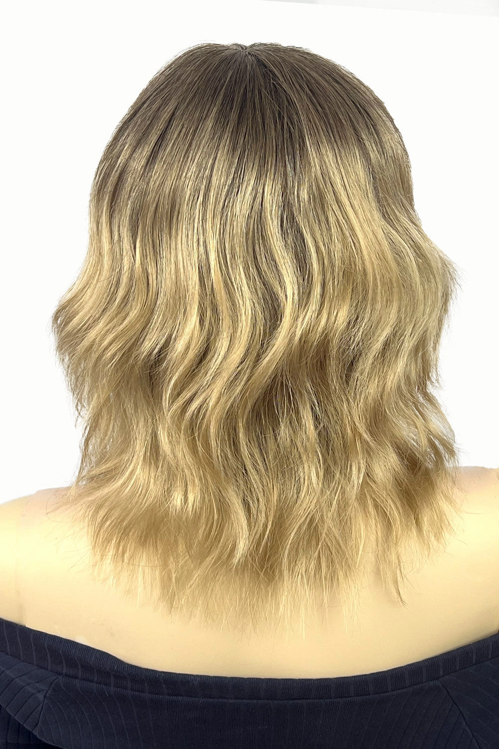 Long bob wig (LOB) with textured waves, blended from chestnut brown to blonde: Lili