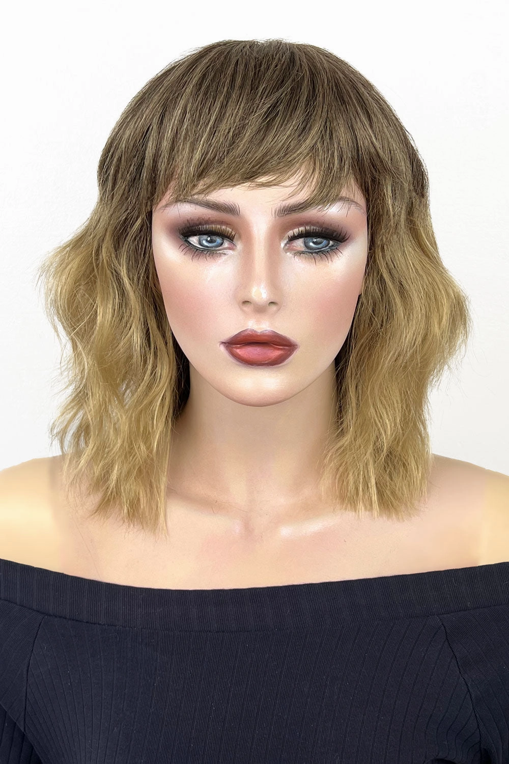 Long bob wig (LOB) with textured waves, blended from chestnut brown to blonde: Lili