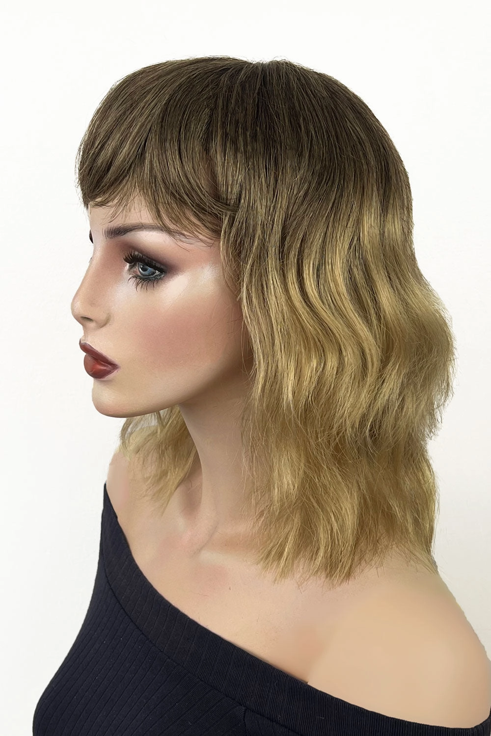 Long bob wig (LOB) with textured waves, blended from chestnut brown to blonde: Lili