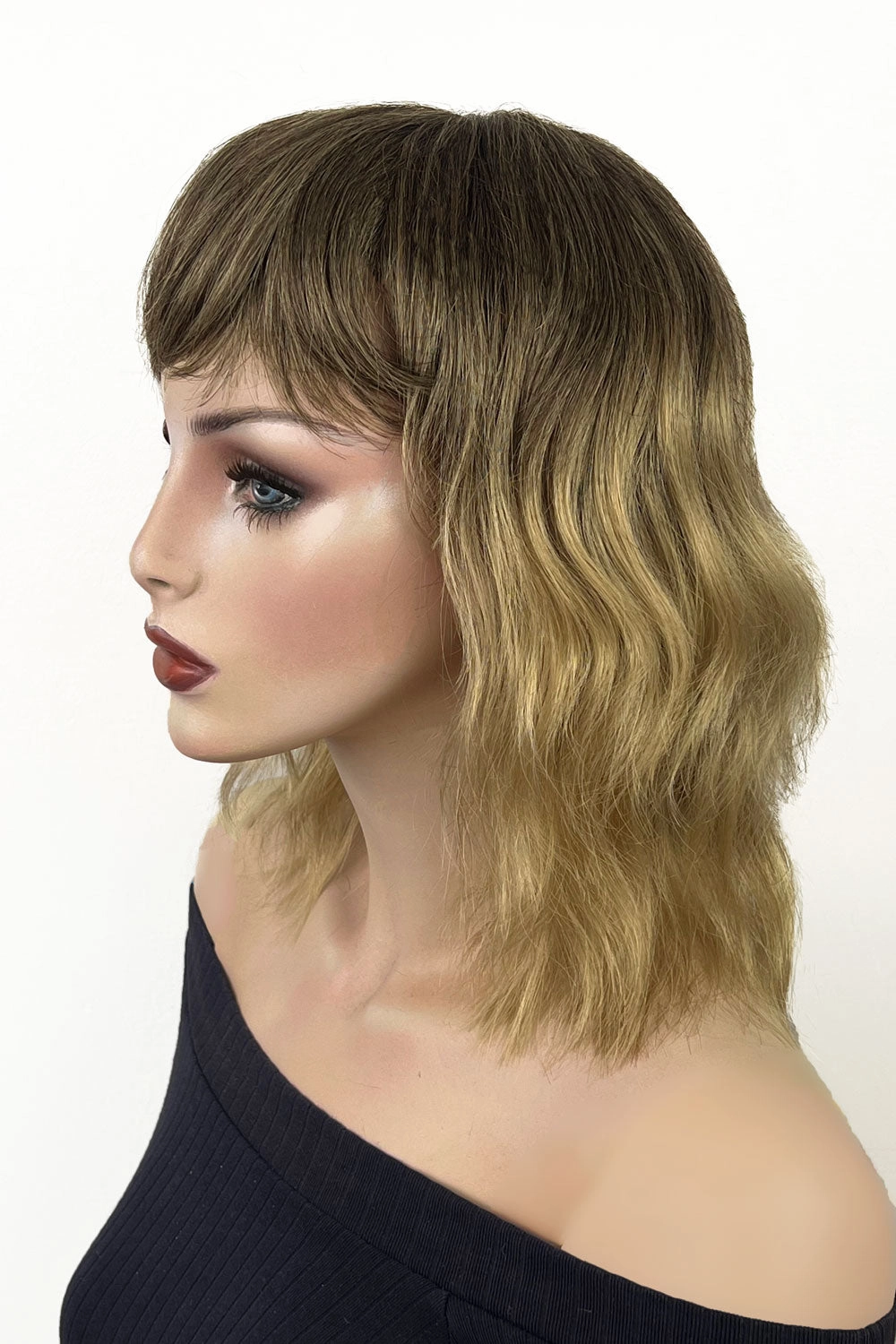 Long bob wig (LOB) with textured waves, blended from chestnut brown to blonde: Lili