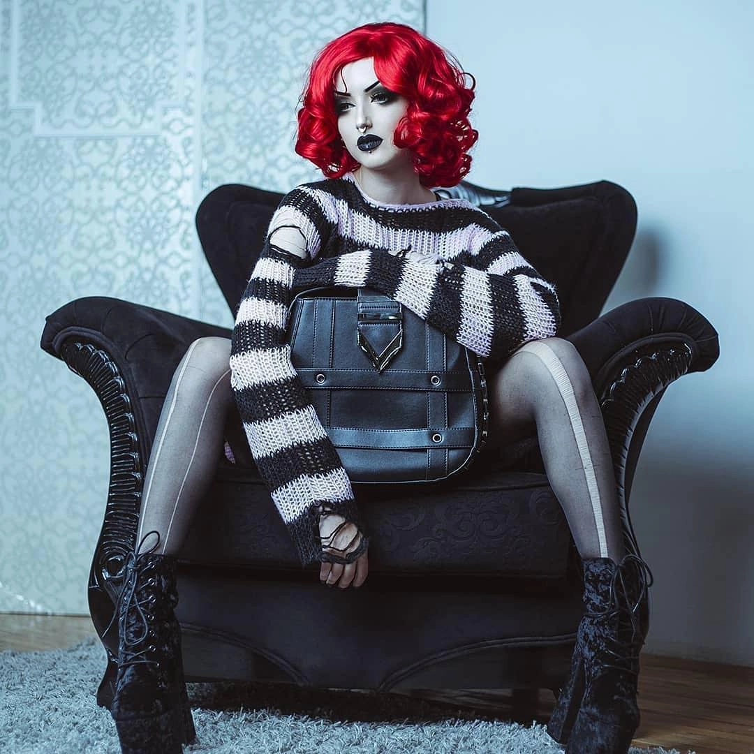 Rihanna style red wig, short with curls: Rihanna