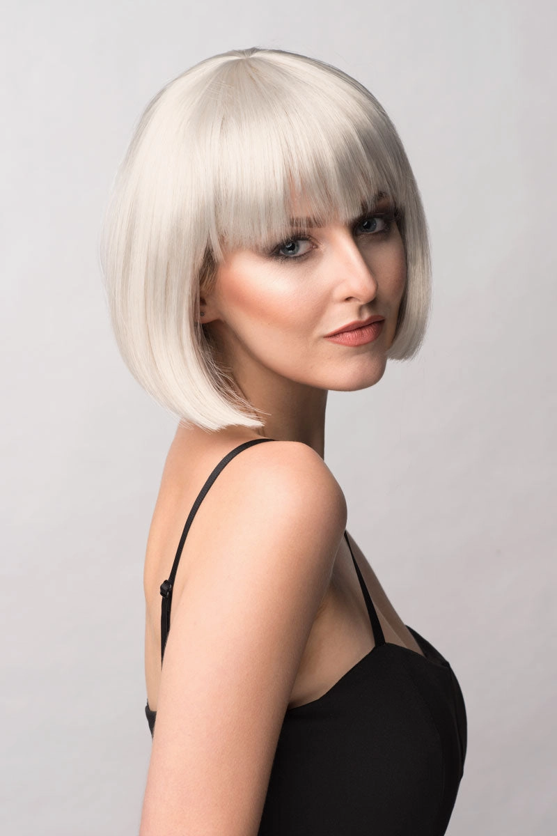 Satin-grey/silver bob wig, short and chic: Celeste