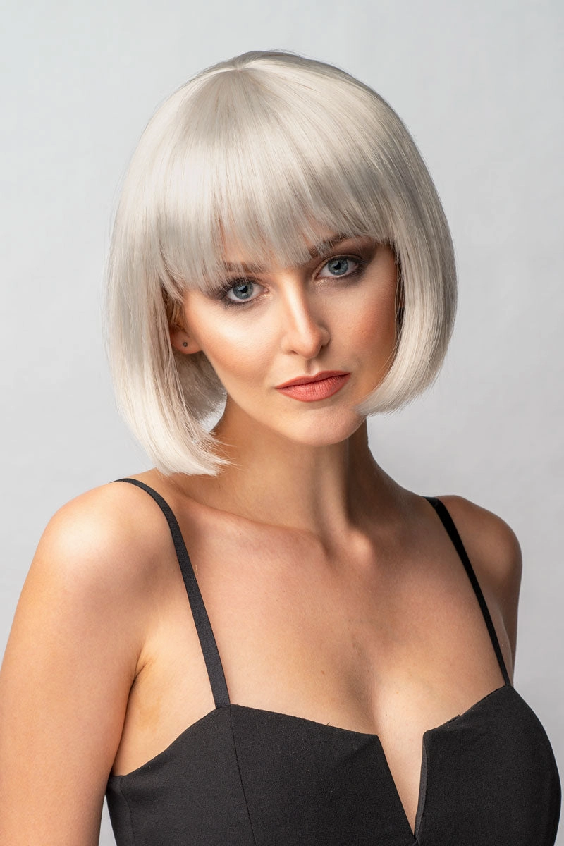 Satin-grey/silver bob wig, short and chic: Celeste