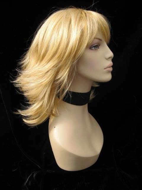 Warm blonde wig with flicked tips: Mary